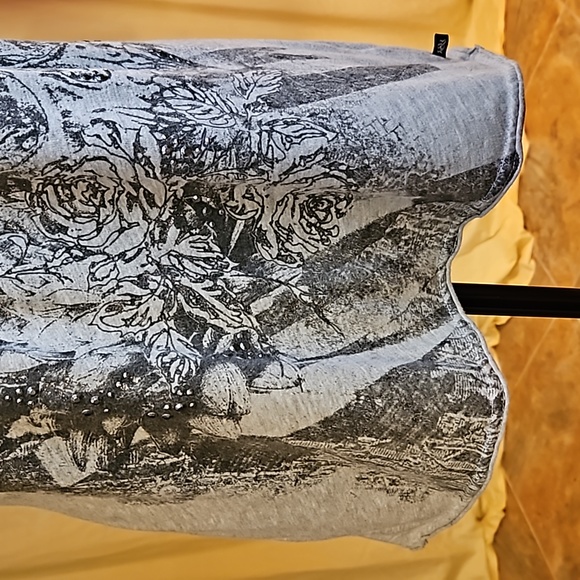 Rock & Republic V-neck Gray Top - Picture 5 of 9